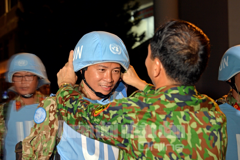 Chỉnh đốn trang phục trước giờ làm thủ tục vào khu cách ly.